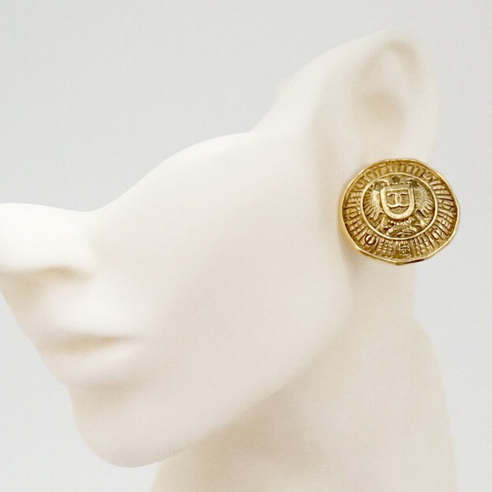 CHANEL CC Logos Round Emblem Clip-On Earrings Gold Tone w/Box Auth #20230-2
